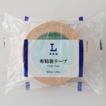 ローソンの布粘着テープを比較する。税込価格：446円。
