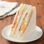 ローソンのBLTEサンド。税込価格：430円、カロリー：224kcal、たんぱく質：9.5g、脂質：9.2g、炭水化物：26.5g、糖質：25.2g、食物繊維：1.3g、食塩相当量：1.5g。