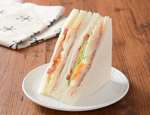 ローソンのBLTEサンド。税込価格：430円、カロリー：224kcal、たんぱく質：9.5g、脂質：9.2g、炭水化物：26.5g、糖質：25.2g、食物繊維：1.3g、食塩相当量：1.5g。