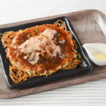 ローソンのきじ監修 豚玉＆焼そば。税込価格：630円、カロリー：580kcal、たんぱく質：17.3g、脂質：17.7g、炭水化物：91.7g、糖質：84.2g、食物繊維：7.5g、食塩相当量：7.9g。