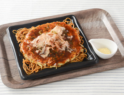 ローソンのきじ監修 豚玉＆焼そば。税込価格：630円、カロリー：580kcal、たんぱく質：17.3g、脂質：17.7g、炭水化物：91.7g、糖質：84.2g、食物繊維：7.5g、食塩相当量：7.9g。