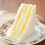 ローソンのたまごサンド。税込価格：297円、カロリー：302kcal、たんぱく質：9.3g、脂質：19g、炭水化物：24.1g、糖質：23g、食物繊維：1.1g、食塩相当量：1.7g。