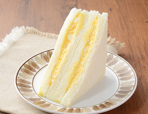 ローソンのたまごサンド。税込価格：297円、カロリー：302kcal、たんぱく質：9.3g、脂質：19g、炭水化物：24.1g、糖質：23g、食物繊維：1.1g、食塩相当量：1.7g。