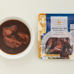 ローソンの厳選洋食さくらい監修 牛タンシチュー。税込価格：592円、カロリー：221kcal、たんぱく質：17.3g、脂質：10.9g、炭水化物：13.4g、糖質：12.3g、食物繊維：1.1g、食塩相当量：2.6g。