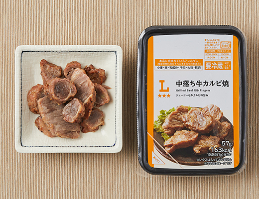 ローソンの中落ち牛カルビ焼。税込価格：430円、カロリー：163kcal、たんぱく質：14g、脂質：10.8g、炭水化物：2.5g、糖質：2.3g、食物繊維：0.2g、食塩相当量：1.9g。
