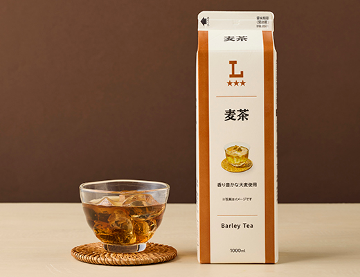 ローソンの麦茶 1000ml。税込価格：138円、カロリー：0kcal、たんぱく質：0g、脂質：0g、炭水化物：0.5g、糖質：0.5g、食物繊維：0g、食塩相当量：0g。
