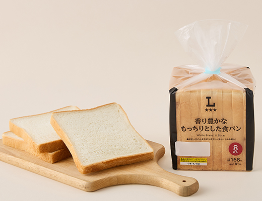 ローソンの香り豊かなもっちりとした食パン 8枚入。税込価格：181円、カロリー：119kcal、たんぱく質：4.2g、脂質：1.9g、炭水化物：21.8g、糖質：20.5g、食物繊維：1.3g、食塩相当量：0.5g。