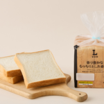 ローソンの香り豊かなもっちりとした食パン 6枚入。税込価格：181円、カロリー：157kcal、たんぱく質：5.6g、脂質：2.5g、炭水化物：29g、糖質：27.2g、食物繊維：1.8g、食塩相当量：0.7g。