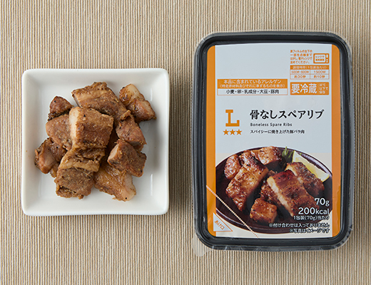 ローソンの骨なしスペアリブ。税込価格：354円、カロリー：200kcal、たんぱく質：12.8g、脂質：14.9g、炭水化物：3.9g、糖質：3.5g、食物繊維：0.4g、食塩相当量：1.3g。