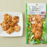 ローソンのひとくちサラダチキン 柚子七味を比較する。税込価格：257円、カロリー：159kcal、1円あたりカロリー：0.62kcal/円、たんぱく質：15.5g、1円あたりたんぱく質：0.06g/円、脂質：9.6g、炭水化物：2.6g、糖質：2.6g、食物繊維：0g、食塩相当量：1.6g。