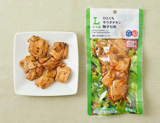 ローソンのひとくちサラダチキン 柚子七味を比較する。税込価格：257円、カロリー：159kcal、1円あたりカロリー：0.62kcal/円、たんぱく質：15.5g、1円あたりたんぱく質：0.06g/円、脂質：9.6g、炭水化物：2.6g、糖質：2.6g、食物繊維：0g、食塩相当量：1.6g。