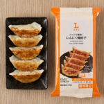 ローソンのレンジで簡単！にんにく焼餃子を比較する。税込価格：171円、カロリー：177kcal、1円あたりカロリー：1.04kcal/円、たんぱく質：6.4g、1円あたりたんぱく質：0.04g/円、脂質：6.6g、炭水化物：23.7g、糖質：22.2g、食物繊維：1.5g、食塩相当量：1.3g。