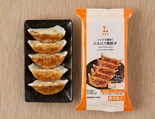 ローソンのレンジで簡単！にんにく焼餃子を比較する。税込価格：171円、カロリー：177kcal、1円あたりカロリー：1.04kcal/円、たんぱく質：6.4g、1円あたりたんぱく質：0.04g/円、脂質：6.6g、炭水化物：23.7g、糖質：22.2g、食物繊維：1.5g、食塩相当量：1.3g。