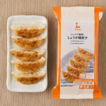 ローソンのレンジで簡単！しょうが焼餃子を比較する。税込価格：171円、カロリー：181kcal、1円あたりカロリー：1.06kcal/円、たんぱく質：6.2g、1円あたりたんぱく質：0.04g/円、脂質：7.2g、炭水化物：23.7g、糖質：22.1g、食物繊維：1.6g、食塩相当量：1.3g。