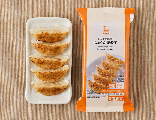 ローソンのレンジで簡単！しょうが焼餃子を比較する。税込価格：171円、カロリー：181kcal、1円あたりカロリー：1.06kcal/円、たんぱく質：6.2g、1円あたりたんぱく質：0.04g/円、脂質：7.2g、炭水化物：23.7g、糖質：22.1g、食物繊維：1.6g、食塩相当量：1.3g。