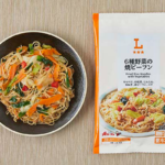 ローソンの6種野菜の焼ビーフンを比較する。税込価格：300円、カロリー：310kcal、1円あたりカロリー：1.03kcal/円、たんぱく質：5.6g、1円あたりたんぱく質：0.02g/円、脂質：10g、炭水化物：51.4g、糖質：47.6g、食物繊維：3.8g、食塩相当量：2.7g。