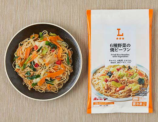ローソンの6種野菜の焼ビーフンを比較する。税込価格：300円、カロリー：310kcal、1円あたりカロリー：1.03kcal/円、たんぱく質：5.6g、1円あたりたんぱく質：0.02g/円、脂質：10g、炭水化物：51.4g、糖質：47.6g、食物繊維：3.8g、食塩相当量：2.7g。