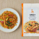ローソンの5種野菜のチャプチェを比較する。税込価格：300円、カロリー：236kcal、1円あたりカロリー：0.79kcal/円、たんぱく質：2.7g、1円あたりたんぱく質：0.01g/円、脂質：9.4g、炭水化物：37g、糖質：33.3g、食物繊維：3.7g、食塩相当量：2.7g。
