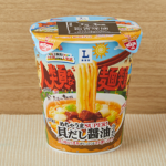 ローソンの名店 人類みな麺類 めちゃうま貝だし醤油らーめんを比較する。税込価格：288円、カロリー：353kcal、1円あたりカロリー：1.23kcal/円、たんぱく質：9.4g、1円あたりたんぱく質：0.03g/円、脂質：7g、炭水化物：64.5g、糖質：61.7g、食物繊維：2.8g、食塩相当量：7.9g。