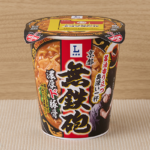 ローソンの名店 京都無鉄砲 濃厚ド豚骨を比較する。税込価格：288円、カロリー：389kcal、1円あたりカロリー：1.35kcal/円、たんぱく質：9.6g、1円あたりたんぱく質：0.03g/円、脂質：10g、炭水化物：66.8g、糖質：63.6g、食物繊維：3.2g、食塩相当量：6.8g。