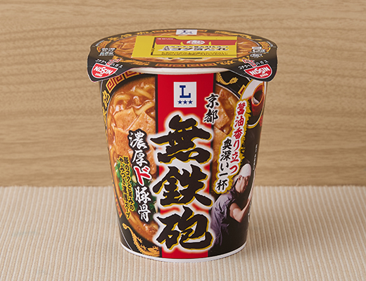 ローソンの名店 京都無鉄砲 濃厚ド豚骨を比較する。税込価格：288円、カロリー：389kcal、1円あたりカロリー：1.35kcal/円、たんぱく質：9.6g、1円あたりたんぱく質：0.03g/円、脂質：10g、炭水化物：66.8g、糖質：63.6g、食物繊維：3.2g、食塩相当量：6.8g。