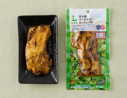 ローソンの炭火焼サラダチキン タンドリー風を比較する。税込価格：268円、カロリー：106kcal、1円あたりカロリー：0.40kcal/円、たんぱく質：15.1g、1円あたりたんぱく質：0.06g/円、脂質：4.1g、炭水化物：2.4g、糖質：2.2g、食物繊維：0.2g、食塩相当量：1.8g。
