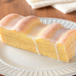 ローソンの生バウムクーヘン。税込価格：184円、カロリー：265kcal、たんぱく質：4.6g、脂質：13g、炭水化物：32.6g、糖質：32.3g、食物繊維：0.3g、食塩相当量：0.2g。