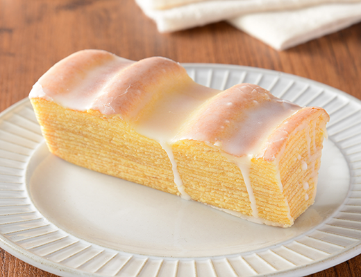 ローソンの生バウムクーヘン。税込価格：184円、カロリー：265kcal、たんぱく質：4.6g、脂質：13g、炭水化物：32.6g、糖質：32.3g、食物繊維：0.3g、食塩相当量：0.2g。