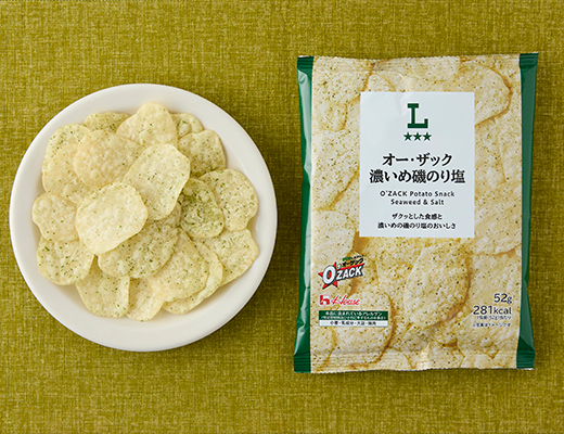 ローソンのオー・ザック 濃いめ磯のり塩を比較する。税込価格：148円、カロリー：281kcal、1円あたりカロリー：1.90kcal/円、たんぱく質：2.3g、1円あたりたんぱく質：0.02g/円、脂質：17.8g、炭水化物：28.8g、糖質：27g、食物繊維：1.8g、食塩相当量：0.7g。