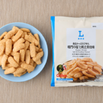 ローソンの絶品かっぱえびせん 鳴門の塩と帆立貝柱味を比較する。税込価格：148円、カロリー：271kcal、1円あたりカロリー：1.83kcal/円、たんぱく質：4.6g、1円あたりたんぱく質：0.03g/円、脂質：12.1g、炭水化物：36.5g、糖質：35.3g、食物繊維：1.2g、食塩相当量：1.4g。
