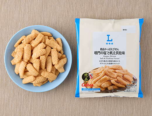 ローソンの絶品かっぱえびせん 鳴門の塩と帆立貝柱味を比較する。税込価格：148円、カロリー：271kcal、1円あたりカロリー：1.83kcal/円、たんぱく質：4.6g、1円あたりたんぱく質：0.03g/円、脂質：12.1g、炭水化物：36.5g、糖質：35.3g、食物繊維：1.2g、食塩相当量：1.4g。