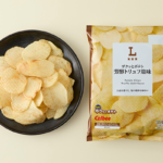 ローソンのザクッとポテト 芳醇トリュフ塩味を比較する。税込価格：148円、カロリー：319kcal、1円あたりカロリー：2.16kcal/円、たんぱく質：3g、1円あたりたんぱく質：0.02g/円、脂質：21.5g、炭水化物：29.5g、糖質：27.3g、食物繊維：2.2g、食塩相当量：0.9g。