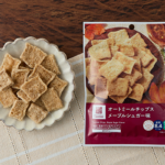 ローソンのオートミールチップス メープルシュガー味。税込価格：168円、カロリー：75kcal、たんぱく質：0.2g、脂質：3.6g、炭水化物：10.5g、糖質：8.4g、食物繊維：2.1g、食塩相当量：0.2g。