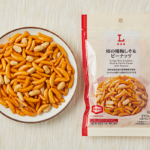 ローソンの柿の種 梅しそ＆ピーナッツを比較する。税込価格：198円、カロリー：370kcal、1円あたりカロリー：1.87kcal/円、たんぱく質：9.7g、1円あたりたんぱく質：0.05g/円、脂質：10.6g、炭水化物：60.1g、糖質：58g、食物繊維：2.1g、食塩相当量：1.9g。