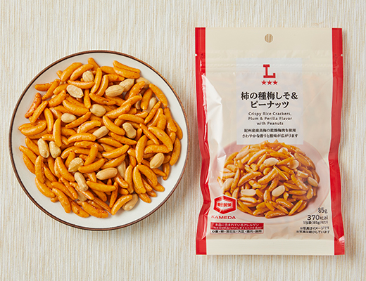ローソンの柿の種 梅しそ＆ピーナッツを比較する。税込価格：198円、カロリー：370kcal、1円あたりカロリー：1.87kcal/円、たんぱく質：9.7g、1円あたりたんぱく質：0.05g/円、脂質：10.6g、炭水化物：60.1g、糖質：58g、食物繊維：2.1g、食塩相当量：1.9g。