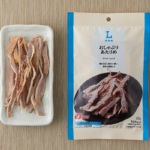 ローソンのおしゃぶりあたりめ 33gを比較する。税込価格：498円、カロリー：101kcal、1円あたりカロリー：0.20kcal/円、たんぱく質：23.9g、1円あたりたんぱく質：0.05g/円、脂質：0.5g、炭水化物：0.2g、糖質：0g、食物繊維：0.2g、食塩相当量：1.1g。