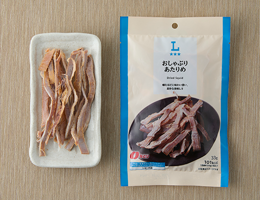 ローソンのおしゃぶりあたりめ 33gを比較する。税込価格：498円、カロリー：101kcal、1円あたりカロリー：0.20kcal/円、たんぱく質：23.9g、1円あたりたんぱく質：0.05g/円、脂質：0.5g、炭水化物：0.2g、糖質：0g、食物繊維：0.2g、食塩相当量：1.1g。