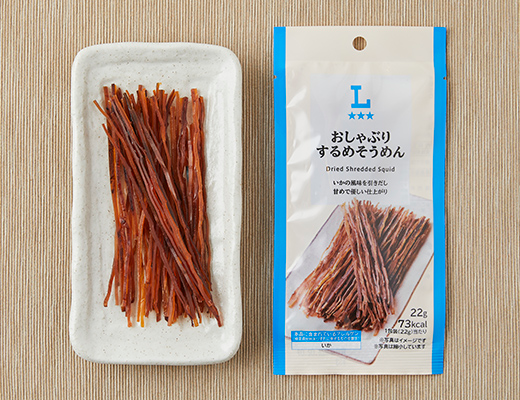 ローソンのおしゃぶりするめそうめんを比較する。税込価格：198円、カロリー：73kcal、1円あたりカロリー：0.37kcal/円、たんぱく質：12g、1円あたりたんぱく質：0.06g/円、脂質：0.7g、炭水化物：4.7g、糖質：4.5g、食物繊維：0.2g、食塩相当量：0.8g。