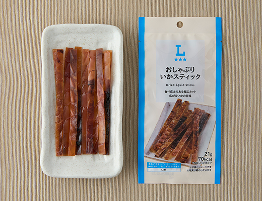 ローソンのおしゃぶりいかスティックを比較する。税込価格：198円、カロリー：70kcal、1円あたりカロリー：0.35kcal/円、たんぱく質：11.4g、1円あたりたんぱく質：0.06g/円、脂質：0.7g、炭水化物：4.5g、糖質：4.3g、食物繊維：0.2g、食塩相当量：0.8g。