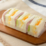 ローソンのハムたまごBOX。税込価格：365円、カロリー：260kcal、たんぱく質：10g、脂質：12.2g、炭水化物：28.1g、糖質：26.8g、食物繊維：1.3g、食塩相当量：1.9g。