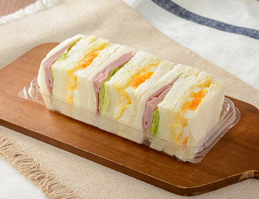 ローソンのハムたまごBOX。税込価格：365円、カロリー：260kcal、たんぱく質：10g、脂質：12.2g、炭水化物：28.1g、糖質：26.8g、食物繊維：1.3g、食塩相当量：1.9g。
