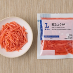 ローソンの紅しょうがを比較する。税込価格：127円、カロリー：9kcal、1円あたりカロリー：0.07kcal/円、たんぱく質：0.1g、1円あたりたんぱく質：0.01未満g/円、脂質：0.2g、炭水化物：2.1g、糖質：1.1g、食物繊維：1g、食塩相当量：2.9g。