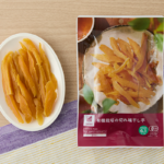 ローソンの有機栽培の切れ端干し芋。税込価格：288円、カロリー：277kcal、たんぱく質：3.1g、脂質：0.7g、炭水化物：67.8g、糖質：61.7g、食物繊維：6.1g、食塩相当量：0.2g。