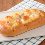 ローソンのこんがりチーズのベーコンマヨネーズ。税込価格：160円、カロリー：418kcal、たんぱく質：9.6g、脂質：21.7g、炭水化物：46.8g、糖質：45.4g、食物繊維：1.4g、食塩相当量：1.6g。
