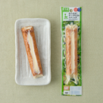ローソンのあふれる！チーズちくわスティックを比較する。税込価格：246円、カロリー：129kcal、1円あたりカロリー：0.52kcal/円、たんぱく質：9.5g、1円あたりたんぱく質：0.04g/円、脂質：6.8g、炭水化物：7.6g、糖質：7.3g、食物繊維：0.3g、食塩相当量：1.8g。