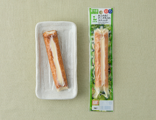ローソンのあふれる！チーズちくわスティックを比較する。税込価格：246円、カロリー：129kcal、1円あたりカロリー：0.52kcal/円、たんぱく質：9.5g、1円あたりたんぱく質：0.04g/円、脂質：6.8g、炭水化物：7.6g、糖質：7.3g、食物繊維：0.3g、食塩相当量：1.8g。