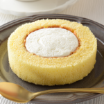 ローソンのプレミアムロールケーキ。税込価格：214円、カロリー：205kcal、たんぱく質：2.6g、脂質：15.2g、炭水化物：14.5g、糖質：14.4g、食物繊維：0.1g、食塩相当量：0.1g。