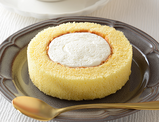 ローソンのプレミアムロールケーキ。税込価格：214円、カロリー：205kcal、たんぱく質：2.6g、脂質：15.2g、炭水化物：14.5g、糖質：14.4g、食物繊維：0.1g、食塩相当量：0.1g。