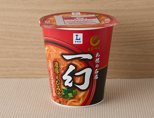 ローソンの名店 札幌えびそば一幻 濃厚えびみそを比較する。税込価格：288円、カロリー：521kcal、1円あたりカロリー：1.81kcal/円、たんぱく質：13.1g、1円あたりたんぱく質：0.05g/円、脂質：23.4g、炭水化物：65.9g、糖質：62.9g、食物繊維：3g、食塩相当量：6.8g。
