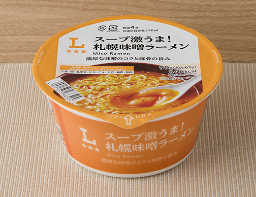 ローソンのスープ激うま！札幌味噌ラーメンを比較する。税込価格：238円、カロリー：346kcal、1円あたりカロリー：1.45kcal/円、たんぱく質：9.4g、1円あたりたんぱく質：0.04g/円、脂質：9.3g、炭水化物：57.9g、糖質：54.2g、食物繊維：3.7g、食塩相当量：5.7g。